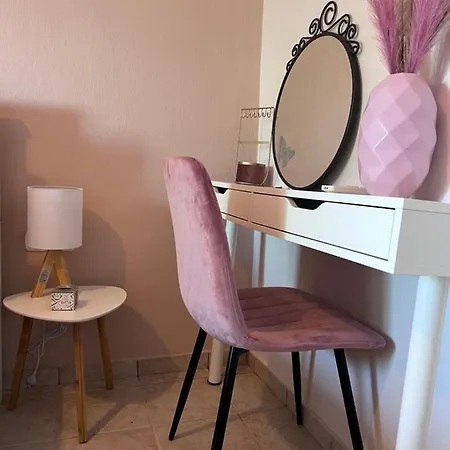 E L Urban Villa. Vila *