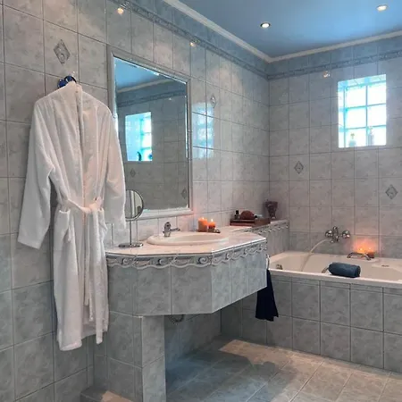 E L Urban Villa. Vila