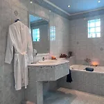 E L Urban Villa. Villa